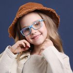 Момиче с детски очила за компютър Kiddo - светло сини