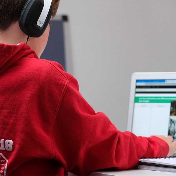 Дете учи онлайн на лаптоп